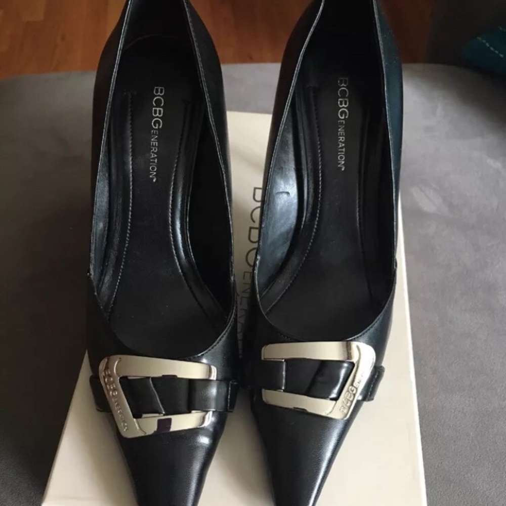BCBG Generation size 8 women’s black leather pumps